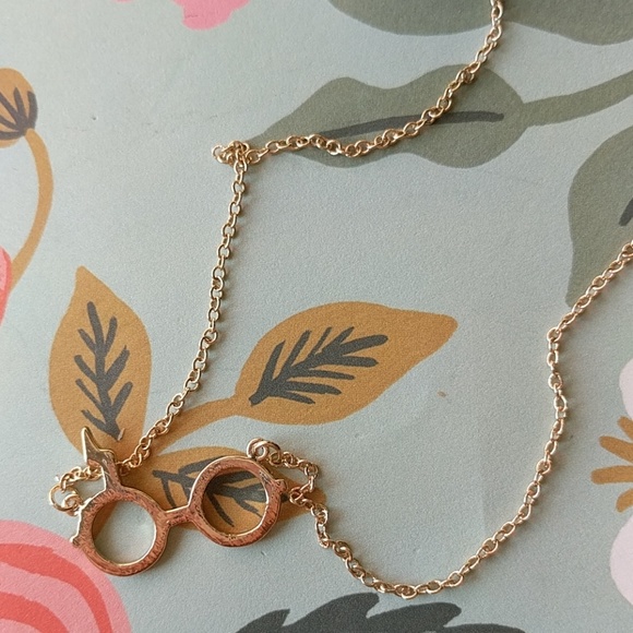 Last ONE Nwot gold harry potter glasses  necklace - Picture 3 of 4
